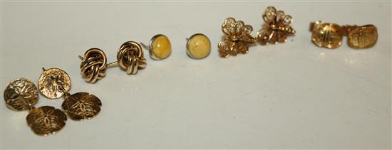 Four pairs of gold/yellow metal stud earrings, small onyx-set tie pin & another pair of stud earrings